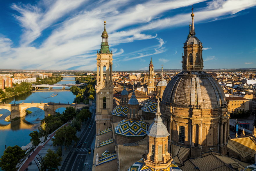 Panorama Saragossy. Na pierwszym planie katedra Pilar. / fot. Anton Petrus/Getty Images