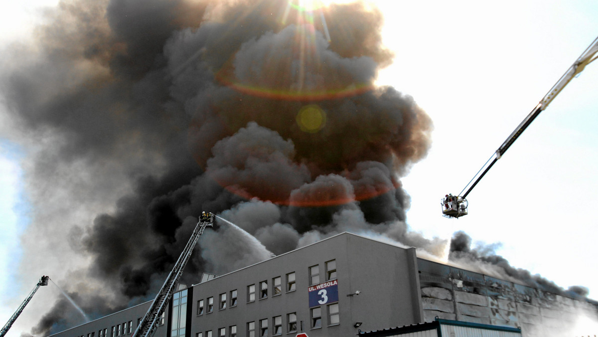 Ponad 60 strażaków walczyło przez całą noc z pożarem w elektrowni w południowej Anglii. Pożar objął najpierw dwa samochody-cysterny, po czym przerzucił się na skład zużytego oleju i smarów.