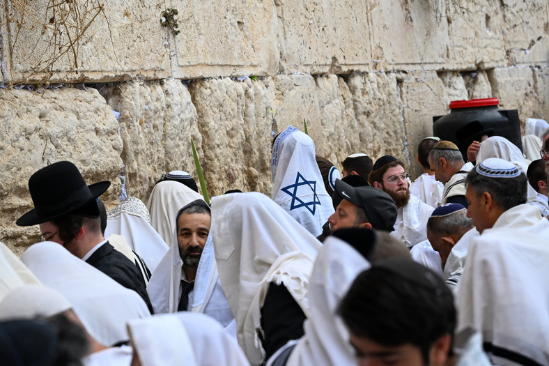 Ortodoksyjni żydzi przy Ścianie Płaczu w Jerozolimie
