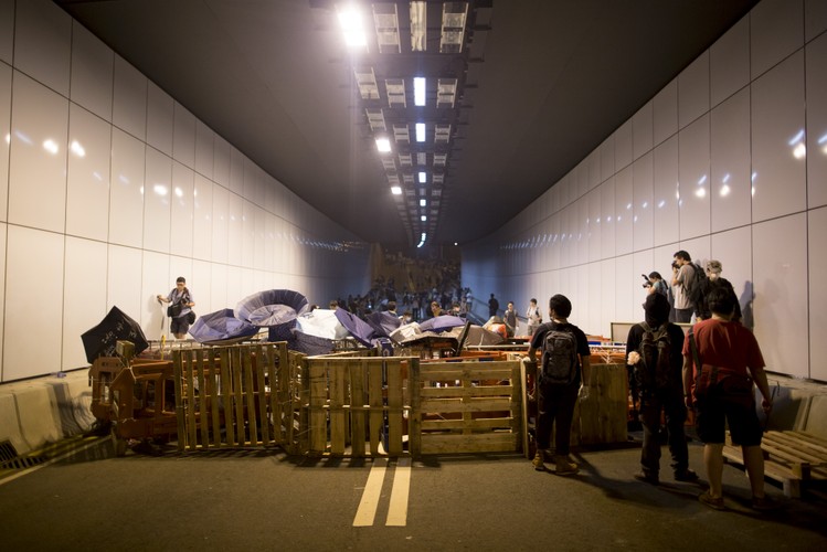 Protesty w Hongkongu. <br> Na zdj. barykada w tunelu na Lung Wo Road, zamknęłą ruch w pobliżu biura dyrektora generalnego Leung Chun-ying w dzielnicy biznesowej.