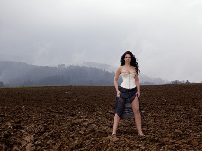 Niemieckie dziewczęta pozazdrościły szwajcarskim koleżankom i również zapozowały do kalendarza