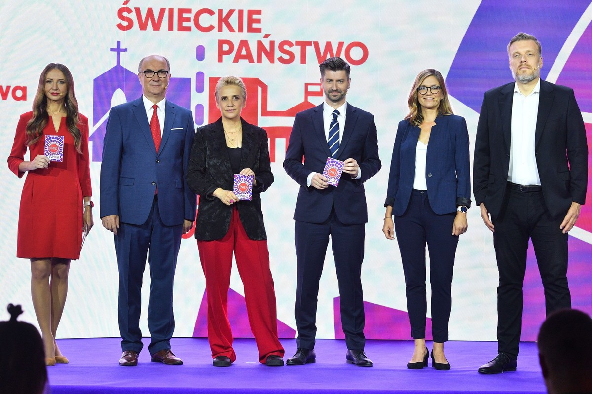 Wicemarszałek Sejmu, współprzewodniczący Lewicy Włodzimierz Czarzasty (2L) oraz posłowie Lewicy: Agnieszka Dziemianowicz-Bąk (L), Joanna Scheuring-Wielgus (3L), Krzysztof Śmiszek (3P), Adrian Zandberg (P) oraz Magdalena Biejat (2P) podczas konwencji programowej Nowej Lewicy
