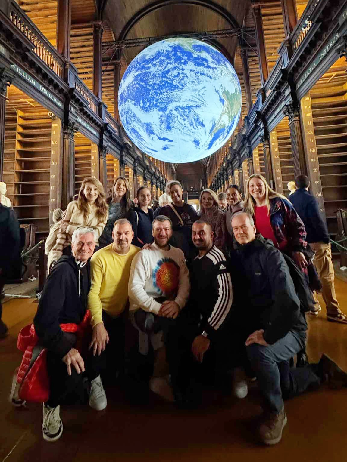 Herečka Zdena Studenková (v hornom rade tretia sprava) so skupinou Fragile.