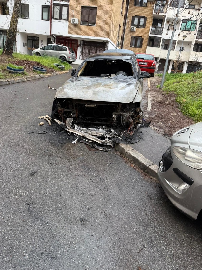 Uništen BMW u požaru na Mirijevu