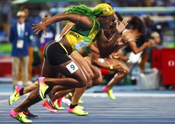 Shelly-Ann Fraser-Pryce biega z flagą Jamajki na... głowie