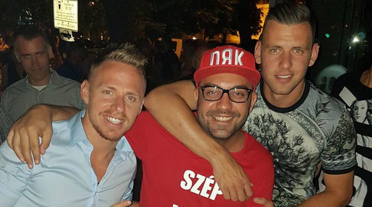 Az Eb-n gólt szerző Szalai Ádám
(jobbra) és a duplázó Dzsudzsák Balázs (balra) egy baráttal a budapesti BoB bárban lazított /Fotó: Instagram