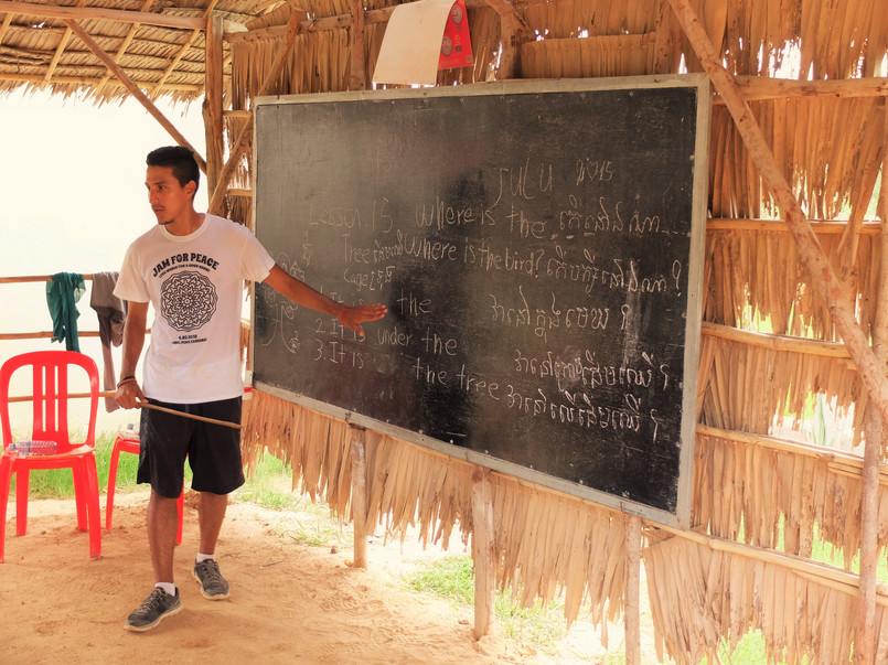 Lekcja języka angielskiego prowadzona przez wolontariusza z Kolumbii