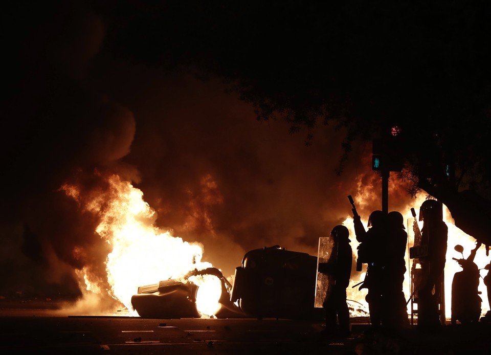 Protest i starcia z policją na ulicach Barcelony