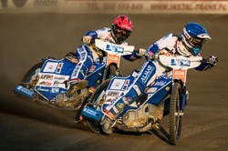 Zacięty mecz w Lesznie. Większość biegów rozstrzygała się na ostatnim łuku [WYNIKI i TABELA]