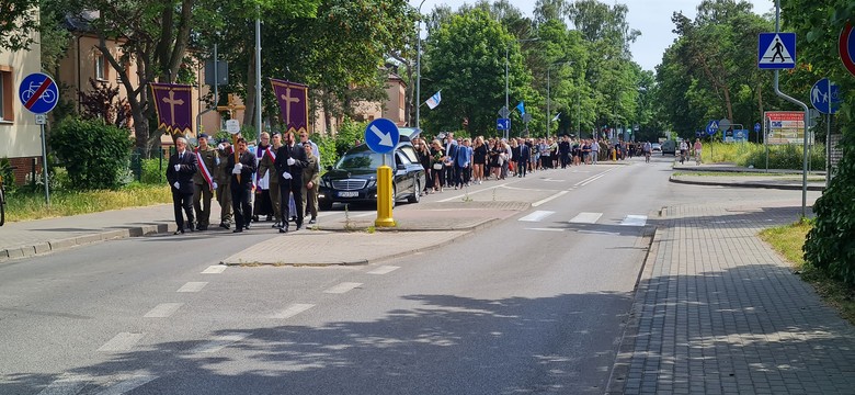 Tłumy na pogrzebie 17-latka z Helu. Ostatnie pożegnanie Szymona