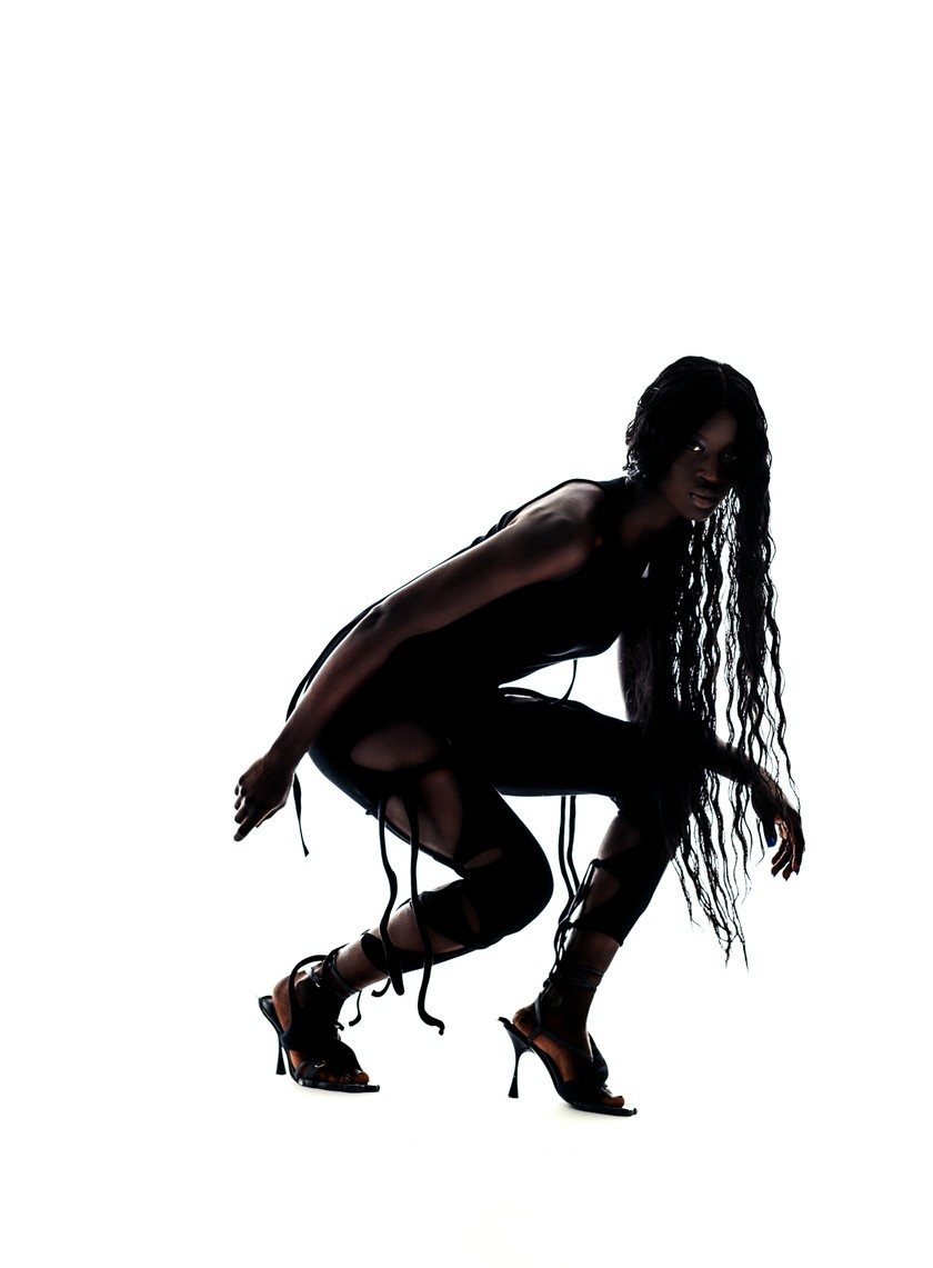 OTTOLINGER Tanktop und Wrap-Leggings aus Baumwolle. Flower-Heels mit 13-Zentimeter-Absatz aus Leder und Neopren.