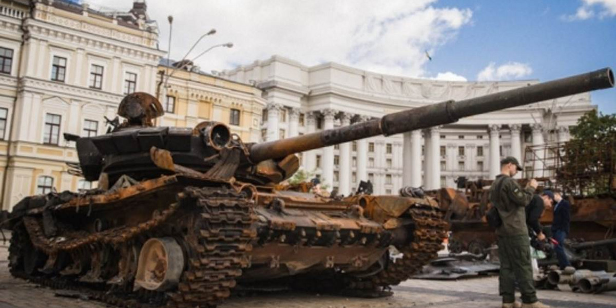 Takimi zdjęciami zniszczonych czołgów strona Visit Ukraine reklamuje "ciemną turystykę" na terenie Ukrainy.