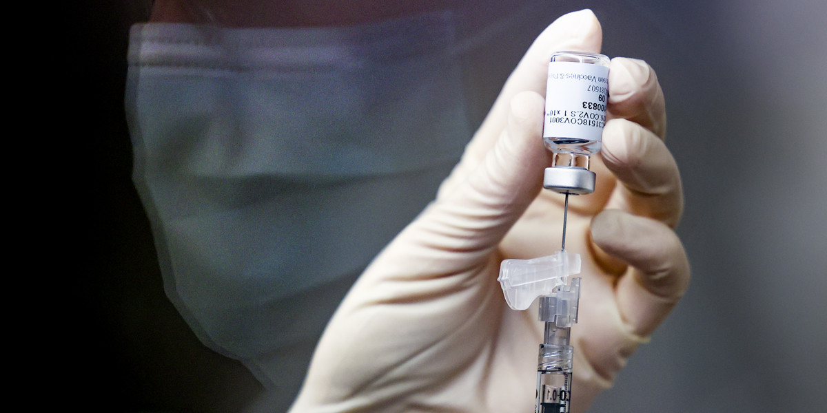 Firmy Novavax i Johnson & Johnson ostrzegają, że wariant koronawirusa z RPA może znacznie osłabiać działanie szczepionek na COVID-19. 