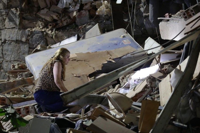 Žena u očajanju gleda u ruševine | Foto: Ronald Peña R/EPA/Shutterstock