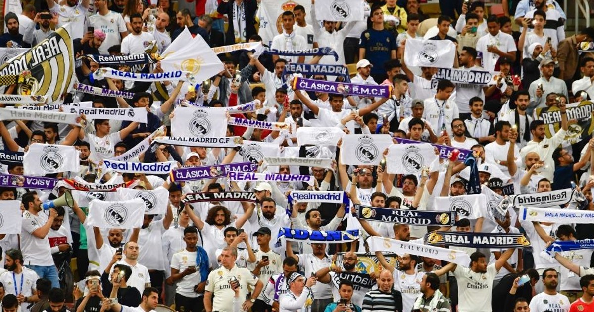 Fatshimetrie, um clube de torcedores de futebol, suspendeu um de seus membros proeminentes, Soja, por comentários considerados prejudiciais ao espírito de equipe após uma grande derrota. A decisão gerou debate sobre a lealdade no desporto e a gestão de opiniões divergentes nas comunidades desportivas. O incidente destaca os desafios de manter um equilíbrio entre a liberdade de expressão dos apoiantes e preservar a unidade colectiva.