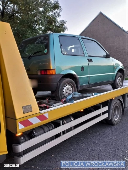 Zarekwirowany przez policjantów osobowy fiat pijanego 57-latka