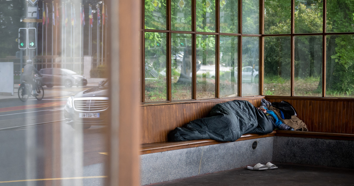 Un hombre yace en un saco de dormir frente a los grandes almacenes de lujo Piaget.  «No quiero ayuda»
