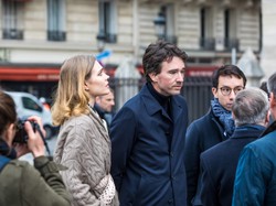 Wielkie swetrzysko jej niestraszne. Natalia Vodianova z partnerem pod katedrą Notre Dame. FOTO