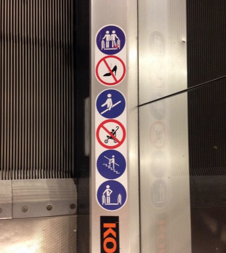 Oznaczenia na ruchomych schodach w 'Sezamie'