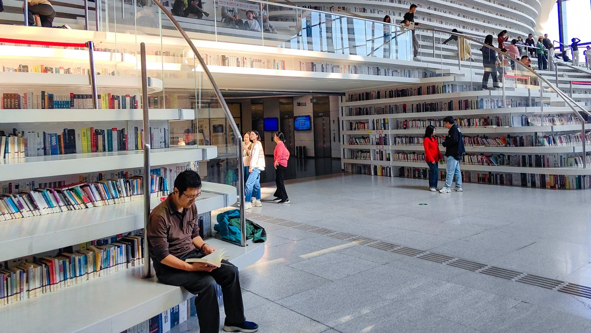 Przed rodziną i znajomymi udają, że chodzą do pracy. Czas spędzają w parkach i bibliotekach