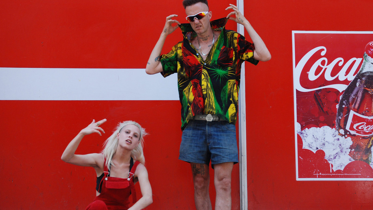Grupa Die Antwoord postanowiła opuścić szeregi wytwórnią Interscope. Aby podkreślić, niezbyt przyjazny charakter rozstania, muzycy opublikowali sugestywny klip.