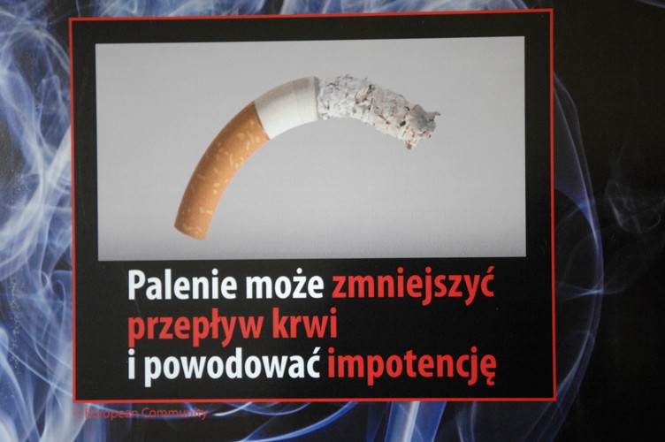 Z okazji Światowego Dnia Bez Tytoniu ministerstwo zdrowia zorganizowało wystawę grafik, jakie w różnych krajach straszą z paczek papierosów