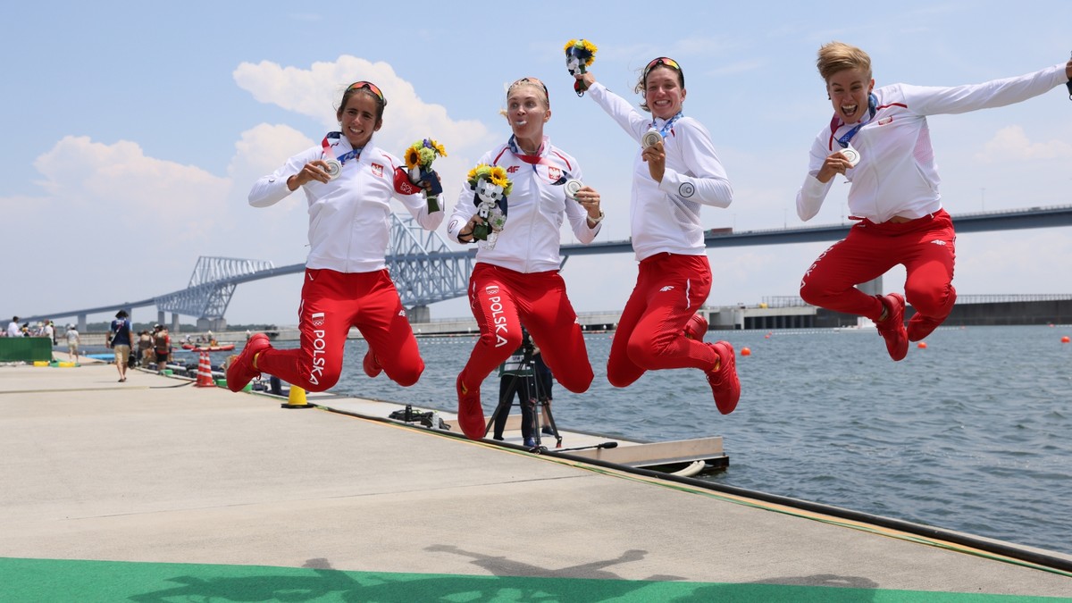 Polki Agnieszka Kobus-Zawojska, Marta Wieliczko, Maria Sajdak, Katarzyna Zillmann celebrujące srebrny medal olimpijski w finale czwórek podwójnych kobiet