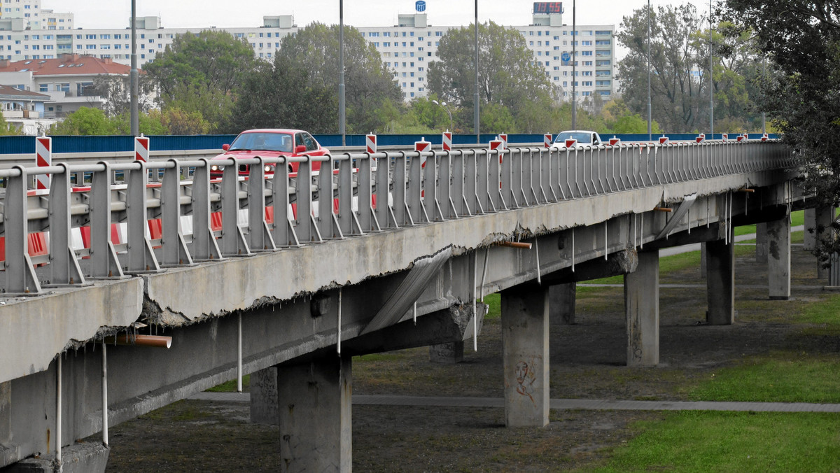 Ekspertyzy techniczne wykazały, że mimo fatalnego stanu, trasa katowicka może być jeszcze otwarta do lutego przyszłego roku. Oznacza to, że po raz kolejny przesunie się remont jednej z ważniejszych poznańskich dróg.