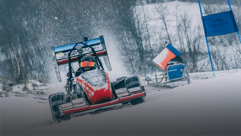 Bolid AGH Racing podczas zmagań na stoku narciarskim w Harbutowicach