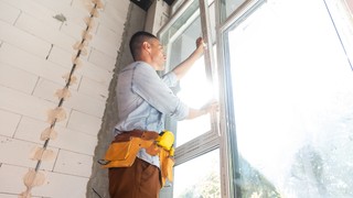 Nawet kilkadziesiąt tysięcy złotych dofinansowania przy wymianie okien, drzwi czy bram garażowych. To jednak nie wszystko, katalog materiałów i usług objętych ulgą jest szeroki