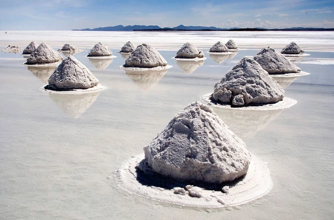 Tak ważny dla wytwarzania akumulatorów lit należy do najbardziej pożądanych surowców. Jedno z największych złóż litu znajduje się w Salar de Uyuni w Boliwii. Pierwiastek jest w nim związany w solnisku wyschniętego jeziora, dlatego jego pozyskiwanie jest pracochłonne i drogie.