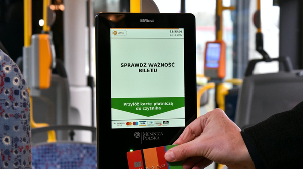 Pierwsze terminale trafiły już do niektórych podmiejskich autobusów. 