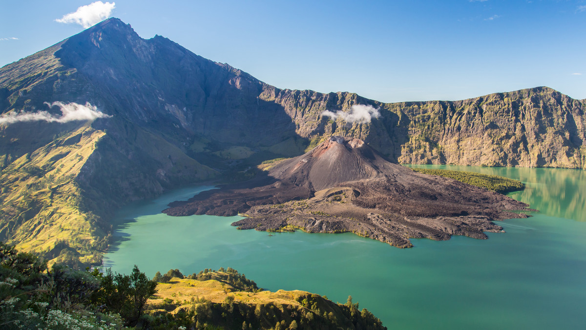 Władze Indonezji prowadzą w środę poszukiwania kilkuset turystów po niespodziewanej erupcji wulkanu Rinjani na wyspie Lombok; wcześniej ewakuowano ponad 1100 osób. Wysoki na 2 km słup popiołu zakłóca pracę pobliskich lotnisk; nie ma informacji o ofiarach.