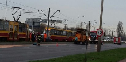 Przez plamę oleju wjechała na torowisko