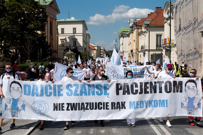 Warszawa: protest medyków przeciwko zaostrzaniu przepisów karnych
