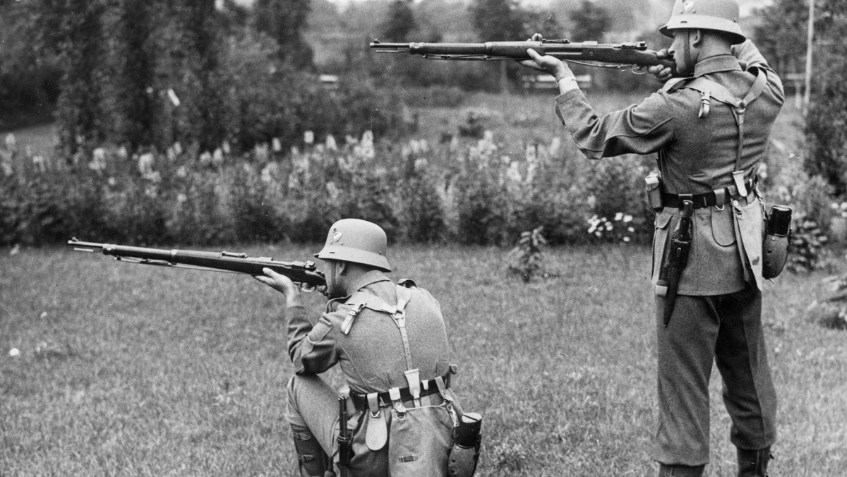 Zanim dziadek Antoni zginął na wojnie, był już ojcem czwórki dzieci - trzech córek i syna - mojego taty, Jana. Gdyby żył, mógłby się cieszyć wnuczkami i prawnuczkami, a jego rodzina nie tułałaby się po powojennych obozach. Jeden był Niemcem, drugi Polakiem. Obaj zostali wcieleni do wojska. Pierwszy zginął, drugi przeżył.