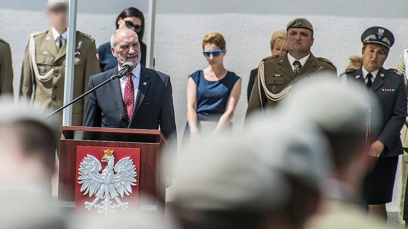 Macierewicz dostał odznakę honorową GROM-u. Za co?!