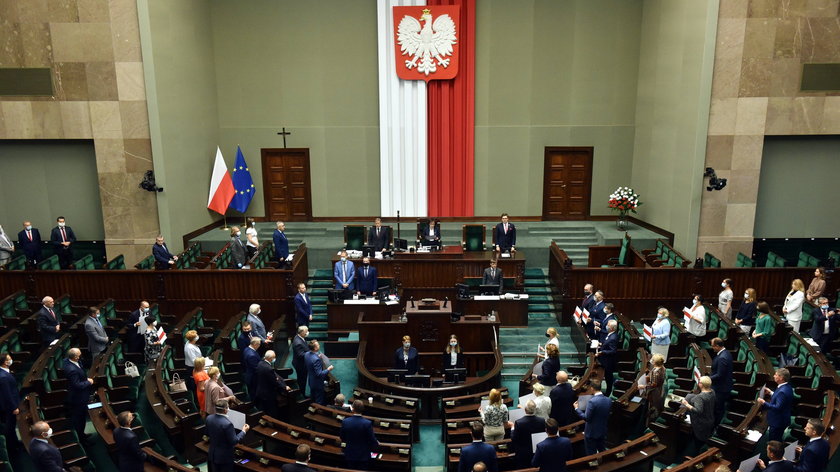 PiS wciąż liderem, KO minimalnie góruje nad Hołownią. Nowy sondaż