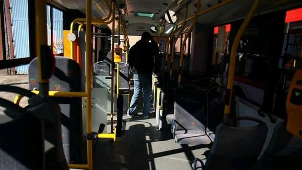 "Dziennik Wschodni": Jeśli ktoś cuchnie, jest pijany, lub w inny sposób sprawia kłopoty pasażerom, kierowca będzie mógł usunąć go z autobusu. Dzisiaj radni przyjęli stosowne przepisy.