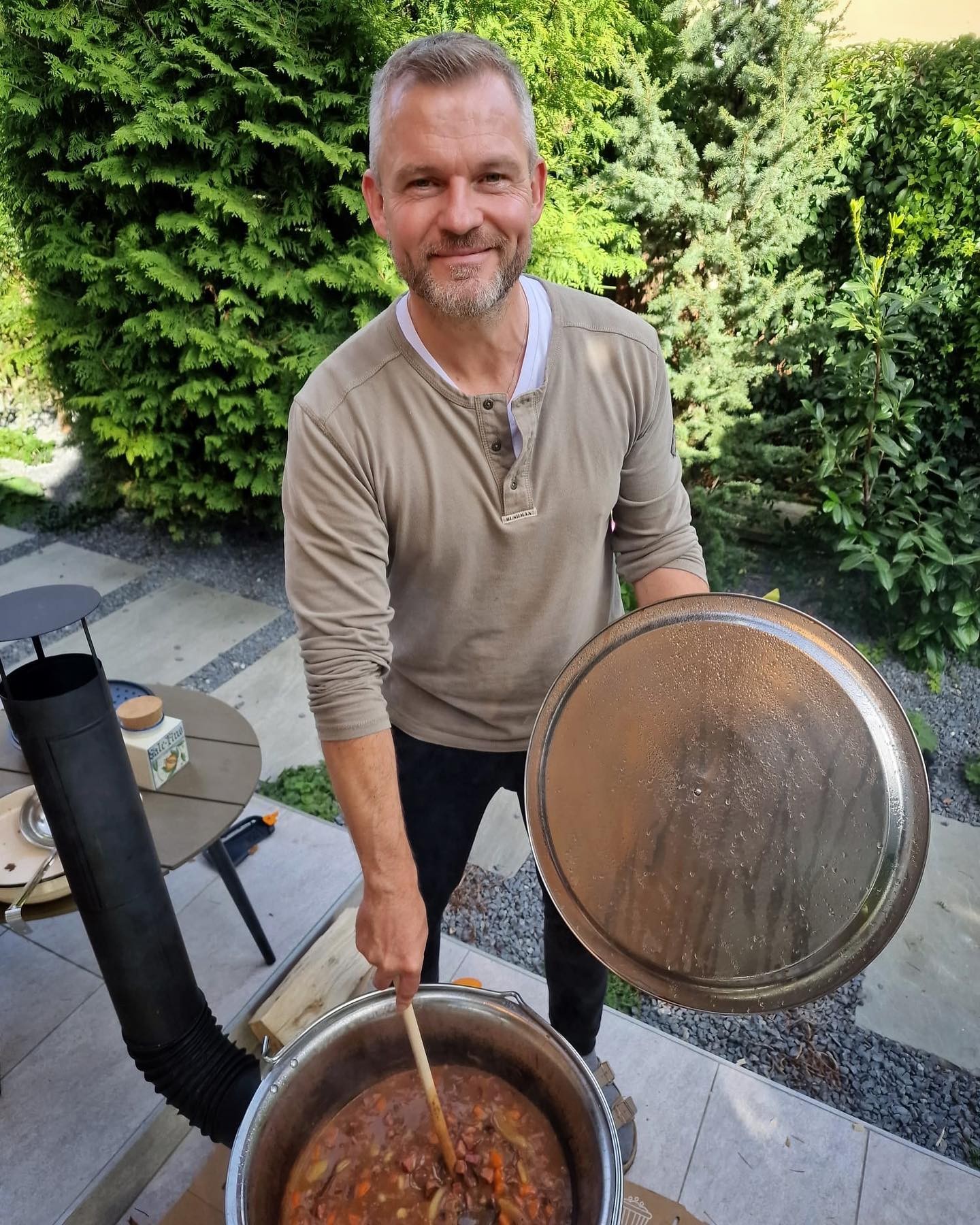 Peter Pellegrini varí fazuľovicu.