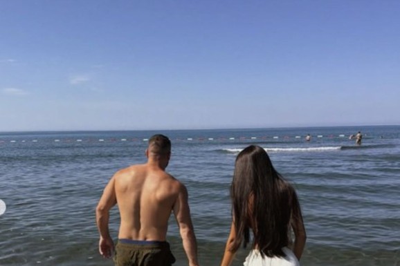 David Dragojević sa ženom i sinom UŽIVA U PRAVOM RAJU Bivši rijaliti igrač pokazao gde se nalaze - Tamara je PRAVA BOMBA (FOTO)