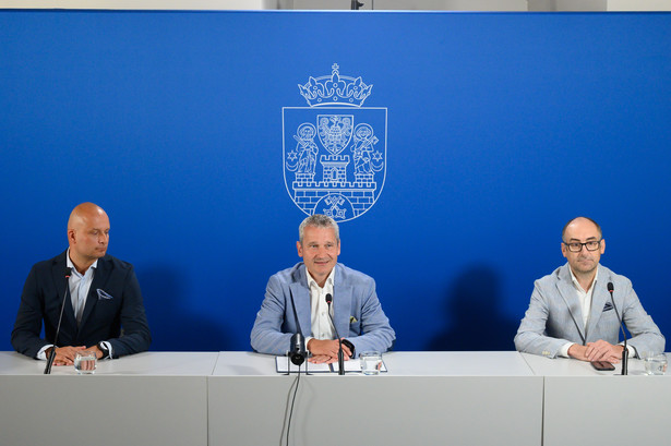 Wiceprezydent Poznania Jędrzej Solarski (C), prezes Warty Bartosz Wolny (L) i prezes Lecha Karol Klimczak (P) podczas konferencji prasowej w Urzędzie Miasta Poznania