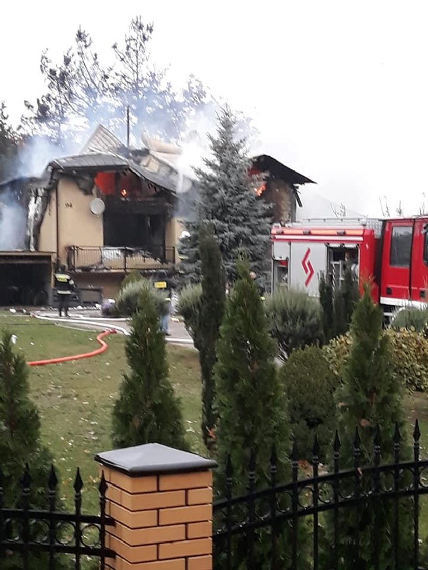 Potężny pożar pod Warszawą. Zginęły dwie osoby. W domu wybuchł gaz?