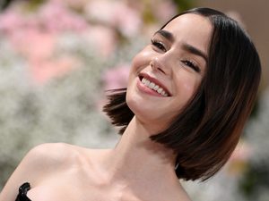 Lily Collins istennőként tündökölt: ragyogó arany ruhájában azonnal ellopta a show-t az Emily Párizsban premierjén