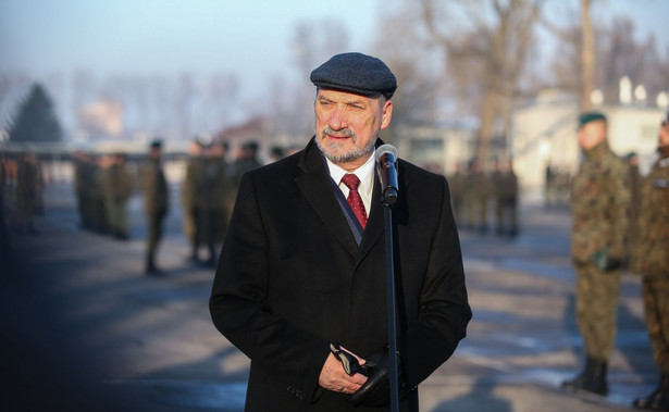 Macierewicz zapewnia: Wypadku nie spowodowało auto, którym jechałem