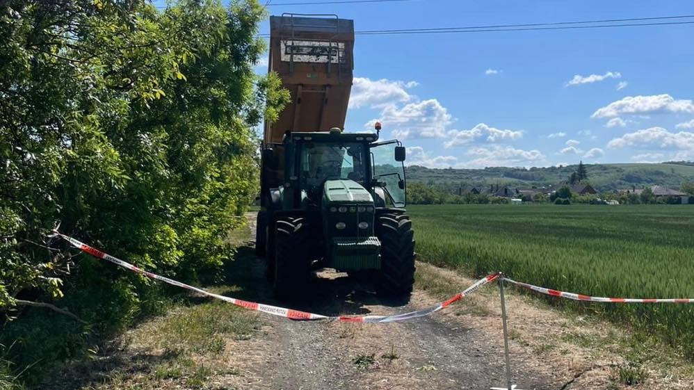 Traktorista zomrel po zasiahnutí elektrickým prúdom pri obci Siladice. 