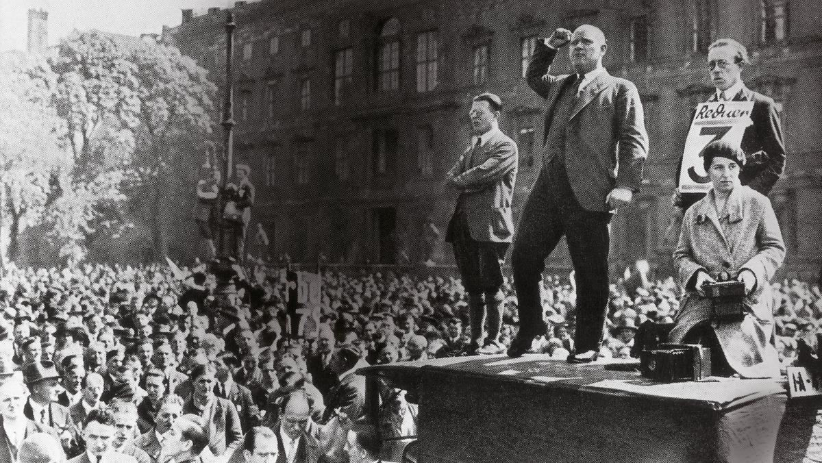 Ernst Thälmann,  lider KPD,przemawia na wiecu,1932 r.