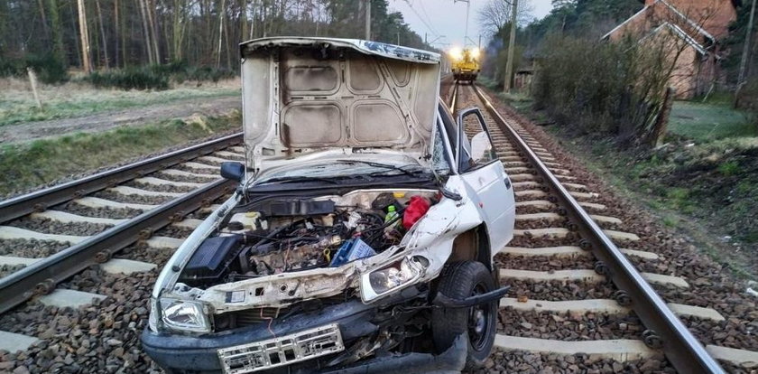 Pociąg staranował ich auto. Wyskoczyli w ostatniej chwili!