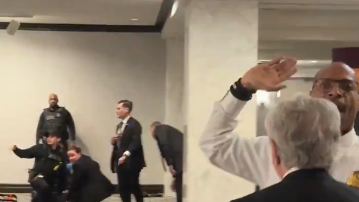 (VIDEO) OVA ŽENA JE SPREČILA KRVOPROLIĆE NA TRAMPOVOJ VEČERI?! Pogledajte trenutak kada je uhapšen napadač iz Vašingtona