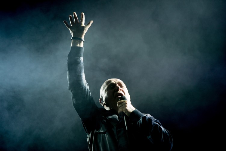 Peter Gabriel podczas koncertu w Łodzi